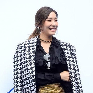 img-title Cantik Dengan Gaya Tiffany SNSD di Seoul Fashion Week