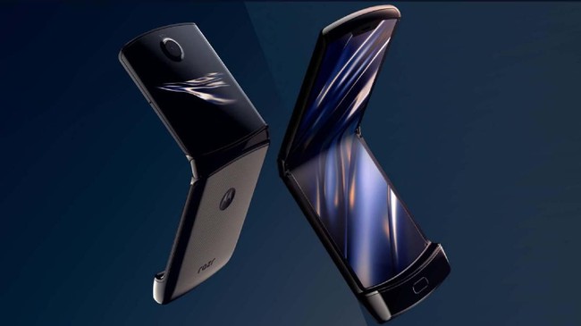 Versi terbaru Moto Razr memiliki layar lipat yang mempertahankan desain clam-shell. Desainnya mengingatkan pada desain Samsung Fold dan Huawei Mate X.