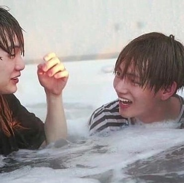 Aigoo... SUGA Pasang Badan Kala V Diledekin 5 Member BTS