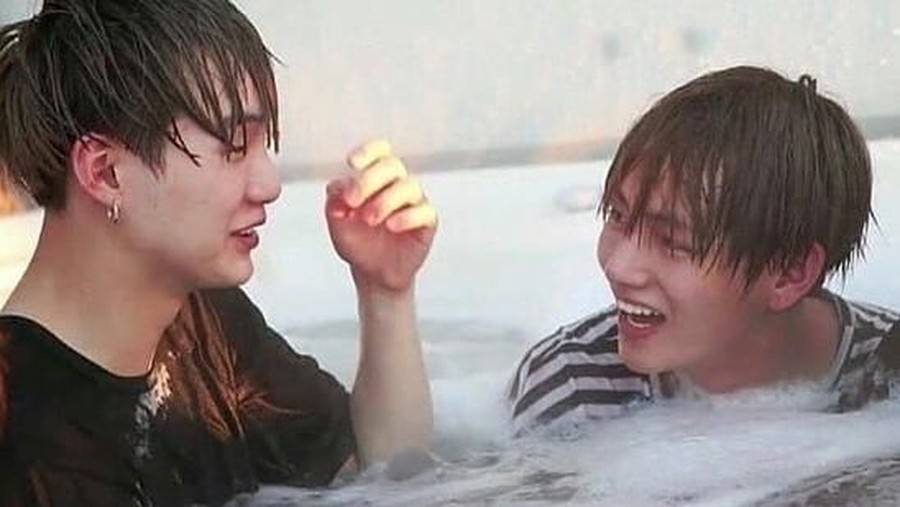 Aigoo... SUGA Pasang Badan Kala V Diledekin 5 Member BTS SUGA BTS memberikan pembelaan ketika beberapa member BTS meledek surat yang ditulis V untuk ARMY.