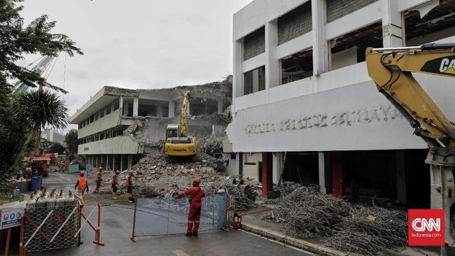 Berdasarkan pantauan, Gedung Graha Bhakti Budaya (GBB) di kawasan TIM sudah mulai dibongkar menggunakan alat berat sebagai lanjutan revitalisasi TIM.