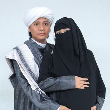 Foto Masa Lalu Wanita Bercadar yang Viral Antarkan Suami Menikah Jadi Sorotan