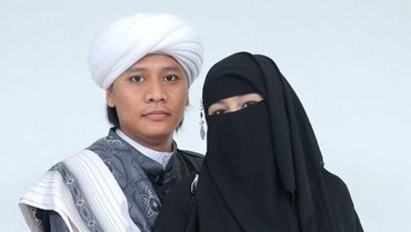 img-title Pernah Mejeng di TV, Wanita yang Antar Suaminya Poligami Ini viral
