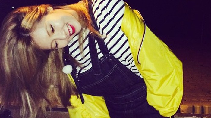 Intip Gaya Casual HyunA 4Minute di Musim Hujan