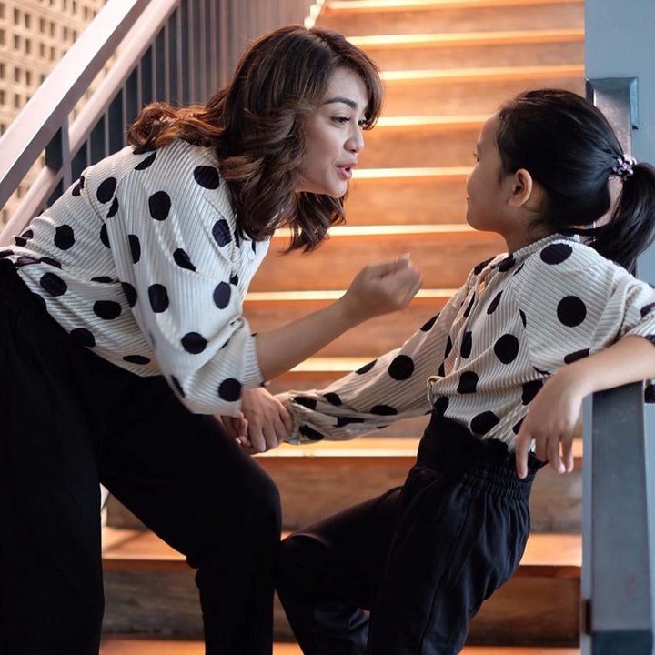 <p>Pakai outfit kembaran, bikin mereka makin terlihat kece ya. Di foto tersebut Masayu mengungkap caption penuh makna nih, Bun. <em>"When you are a mother, you are never really alone in your thoughts. A mother always has to think twice, once for herself and once for her daughter.</em>" (Foto: Instagram @masayuanastasia)  </p>