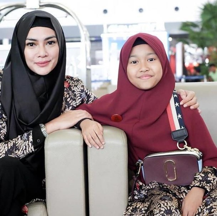 <p>Setelah bercerai dengan Lembu pada 2016 lalu, Masayu semakin kompak dengan Samara. Keduanya sering pamer kekompakan di media sosial, Bun. Termasuk saat menjalanan ibadah umrah. (Foto: Instagram @masayuanastasia)</p>