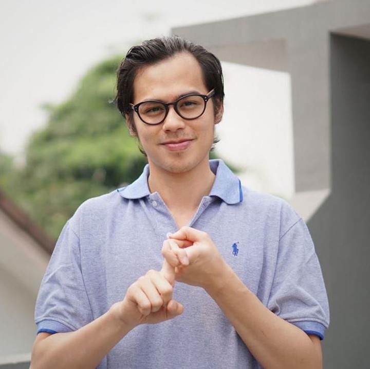 <p>Surya Sahetapy merupakan penyandang tuli. Ia aktif di dalam sosialisasi Bahasa Isyarat Indonesia (BISINDO) untuk orang-orang tuli. (Foto: Instagram @suryasahetapy)</p>