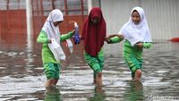 Anak-anak Berenang di Genangan Banjir, Ini Risikonya untuk Kesehatan