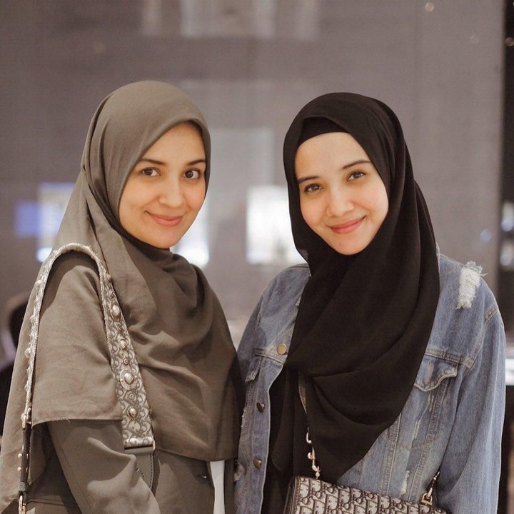 <p><strong>Zaskia dan Shireen Sungkar</strong>   Zaskia dan Shireen Sungkar sejak remaja sudah muncul di layar kaca. Mereka bahkan pernah berduet dalam grup The Sister. Tapi, saat ini Zaskia dan Shireen sudah tidak terlalu sering bermain di film atau pun sinetron. (Foto: Instagram @zaskiasungkar15)</p>