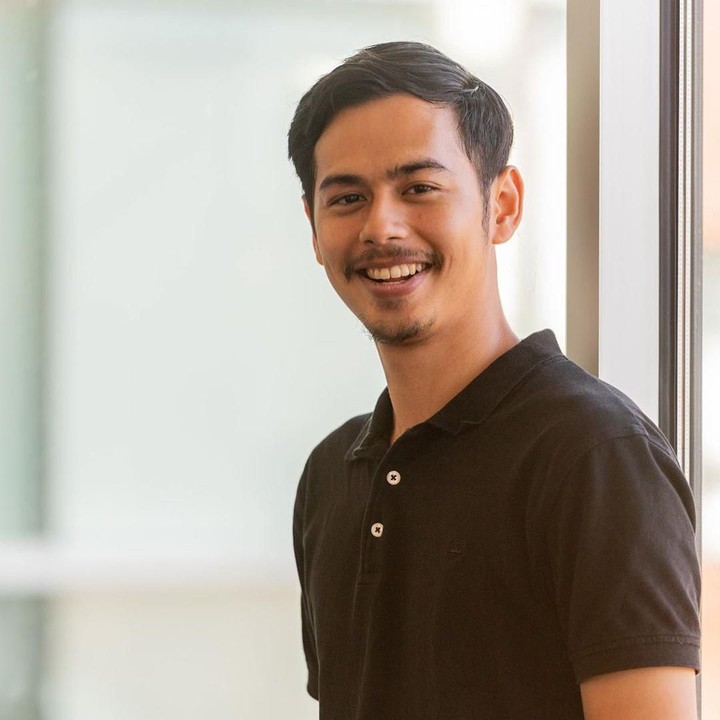 <p>Surya merupakan salah satu penyandang tuli yang bangga menggunakan bahasa isyarat. Makanya, ia mengajarkan bahasa isyarat ini kepada orang-orang, baik yang tuli maupun tidak. (Foto: Instagram @suryasahetapy)</p>