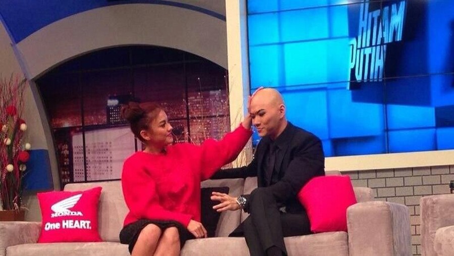 Deddy Corbuzier mengungkapkan bahwa kandasnya hubungan cinta dengan Agnez Mo karena kesalahan sang mantan penyanyi cilik tersebut.