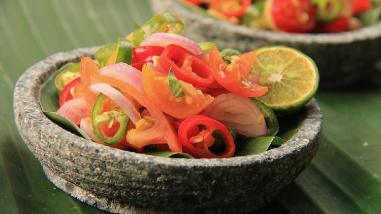 Sambal dabu-dabu paling nikmat disajikan bersama dengan ikan bakar. Pedas cabai berpadu dengan segarnya air perasan jeruk cui membuatnya terasa begitu nikmat.