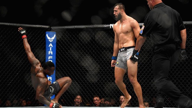 Kalah dari Jon Jones melalui angka mutlak pada UFC 247 di Toyota Center,  Dominick Reyes merasa dikerjai para juri.