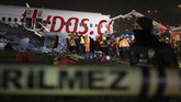 FOTO: Cuaca Buruk, Pesawat Boeing 737 Tergelincir di Turki Pesawat Boeing 737 milik maskapai berbiaya murah Turki, Pegasus Airline tergelincir di landasan pacu pada Rabu (5/2).