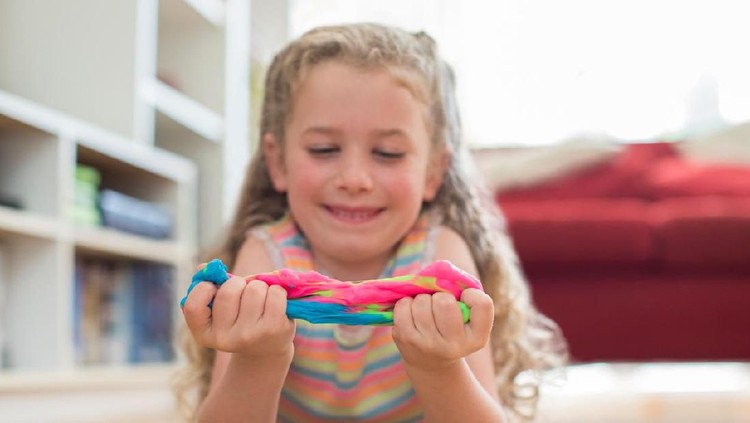 Cara Membuat Slime Warna-warni, Seru untuk Dicoba Membuat slime juga merupakan eksperimen sains. Bunda dan si kecil bisa mencobanya di rumah. Nah, berikut ini cara membuat slime warna-warni seperti pelangi.