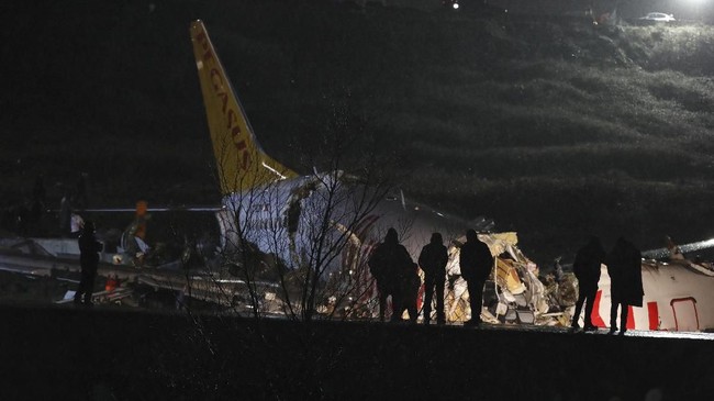 FOTO: Cuaca Buruk, Pesawat Boeing 737 Tergelincir di Turki