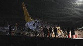 FOTO: Cuaca Buruk, Pesawat Boeing 737 Tergelincir di Turki Pesawat Boeing 737 milik maskapai berbiaya murah Turki, Pegasus Airline tergelincir di landasan pacu pada Rabu (5/2).