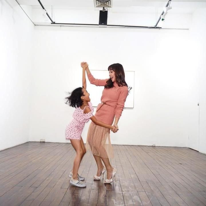 <p>Menghabiskan <em>weekend</em> berdua, Masayu dan Samara terlihat seru banget kan. Samara yang kini berusia 10 tahun terlihat sudah bisa diajak <em>hang out</em>. (Foto: Instagram @masayuanastasia)</p>