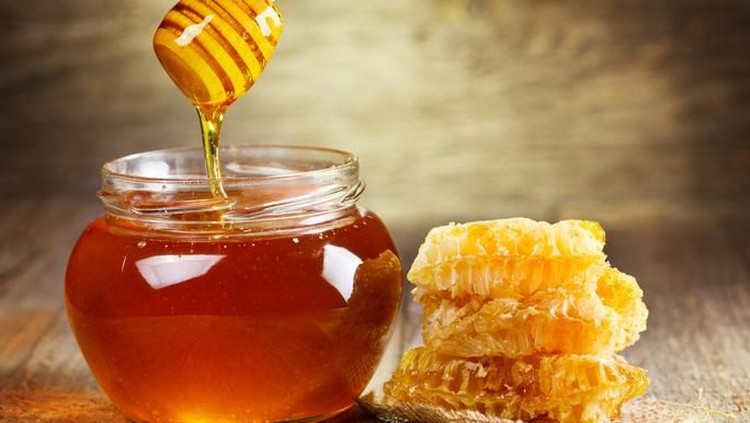 Selain dikonsumsi sebagai suplemen kesehatan, madu juga dapat dimanfaatkan untuk kecantikan dan kesehatan kulit dari luar Bun. Yuk simak bagaimana caranya