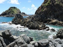 Eloknya Pantai Telawas, Pantai Berbatu Karang di Lombok