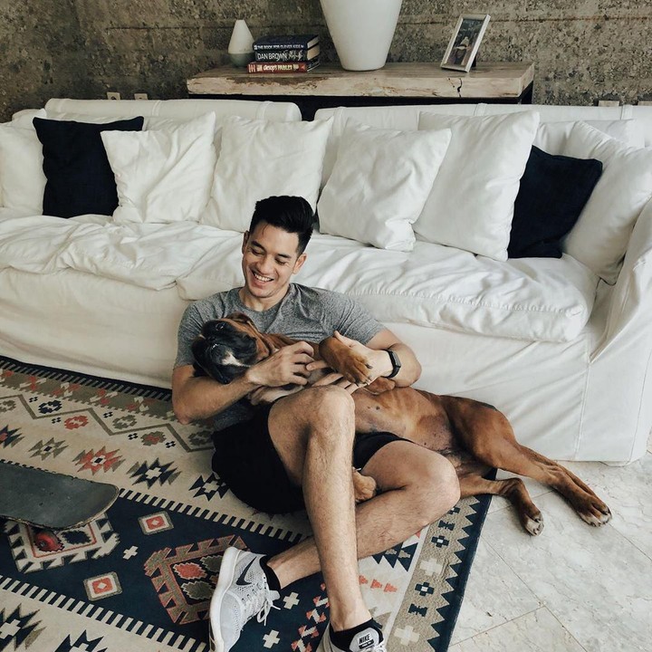 <p>Ruang keluarga di rumah Nana Mirdad, terdapat sofa dengan warna netral dan karpet bermotif membuat suasana ruang makin hangat. (Foto: Instagram @andrew.white._)</p>