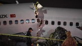 FOTO: Cuaca Buruk, Pesawat Boeing 737 Tergelincir di Turki Pesawat Boeing 737 milik maskapai berbiaya murah Turki, Pegasus Airline tergelincir di landasan pacu pada Rabu (5/2).