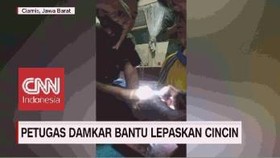 VIDEO: Petugas Damkar Bantu Lepaskan Cincin