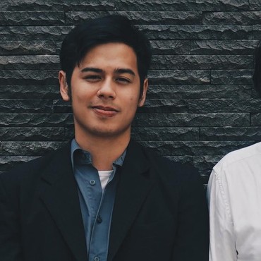 Terlahir Tuli, Anak Ray Sahetapy & Dewi Yull Lulus Cum Laude di New York