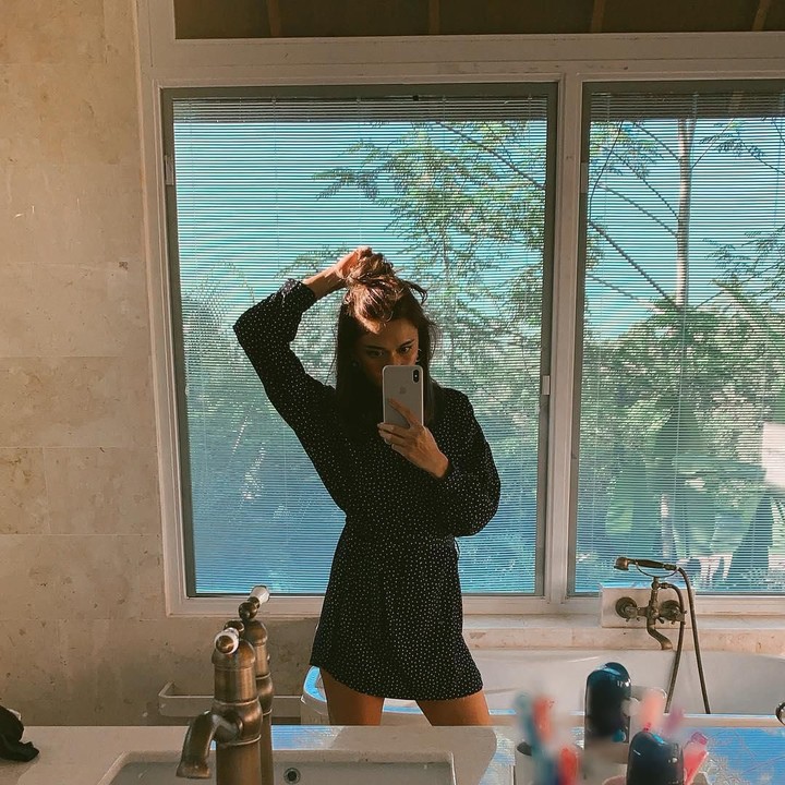 <p>Nana Mirdad juga pernah menunjukkan kamar mandi di huniannya, Bunda. Dalam potret tersebut, kamar mandinya juga terlihat mewah, terdapat bathtub, dan wastafel dari marmer. (Foto: Instagram @nanamirdad_</p>