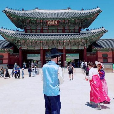 Dua Turis Pukuli Petugas Keamanan Usai Masuk ke Area Terlarang Istana Gyeongbok