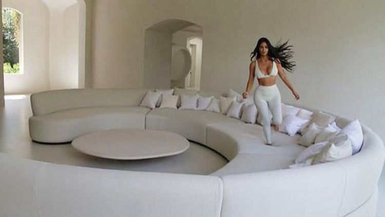 Interior rumah Kim Kardashian dan Kanye West didesain khusus oleh desainer Belgia Axel Vervoordt. Rumahnya begitu minim dekorasi dan didominasi warna netral.