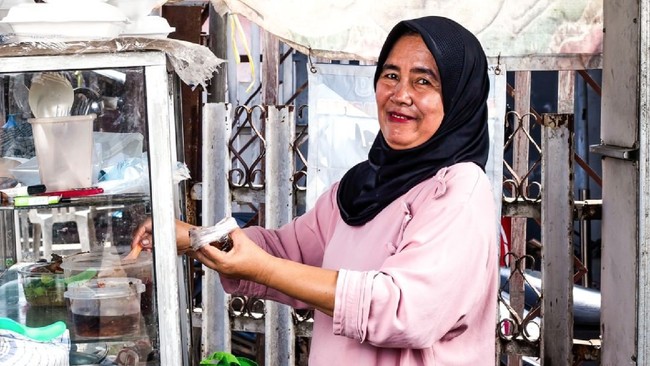 Tak hanya rajin memberi makan anak panti, sebagai rasa syukur atas kelancaran rezeki, Bu Mursidah juga membolehkan driver Grab makan gratis.