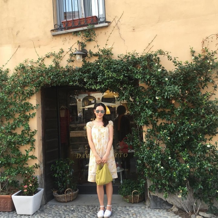 <p>Busana yang dikenakan Son Ye Jin saat liburan pun kerap mencuri perhatian. Misalnya saja <em>mini dress</em> yang dikenakannya dalam foto ini. Ia memadukannya dengan <em>flat shoes</em> berwarna putih. Foto: Instagram @yejinhand</p>