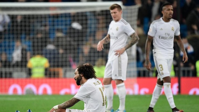 Real Madrid membuat banyak kesalahan seperti tim papan bawah saat takluk 3-4 dari Real Sociedad di Copa del Rey.