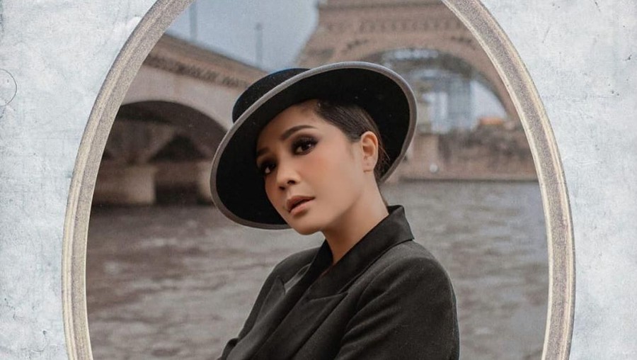 Nagita Slavina menjadi sorotan usai diketahui membuat tas Chanel seharga Rp58 juta hanya untuk tempat membawa hair dryer.