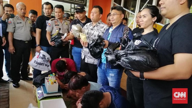 Polda Metro Jaya dan Polda Jatim membekuk komplotan produsen sekaligus pengedar ganja sintetis di salah satu apartemen di Surabaya.