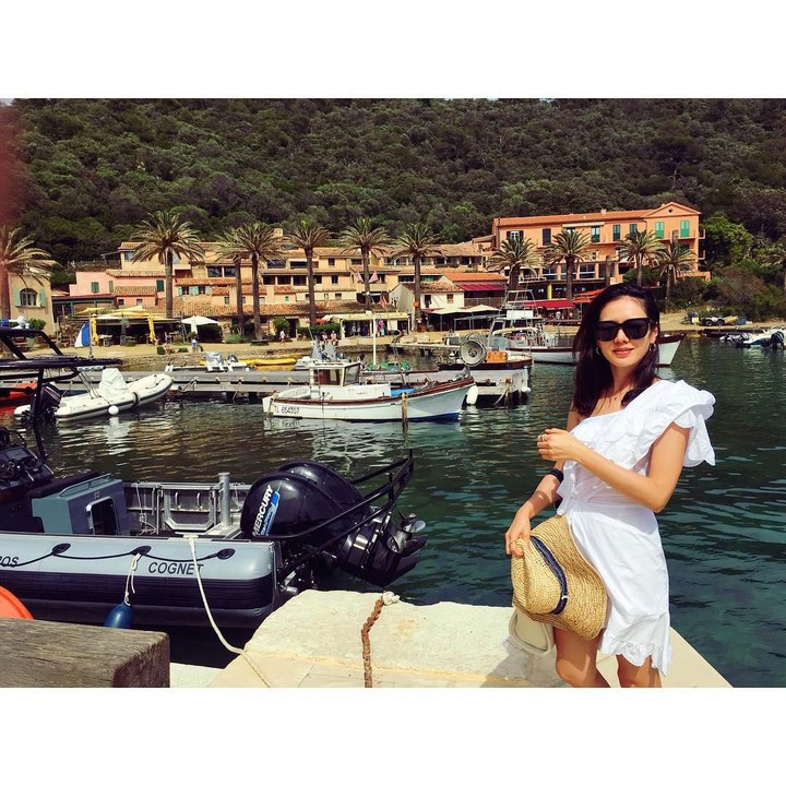 <p>Pemeran utama drama Korea Crash Landing on You, Son Ye Jin, mengaku sangat suka traveling. Ia pun kerap mengunggah foto-fotonya saat liburan. (Foto: Instagram @yejinhand)</p>