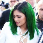 Warna Rambut Terbaru Kylie Jenner Menyambut Natal