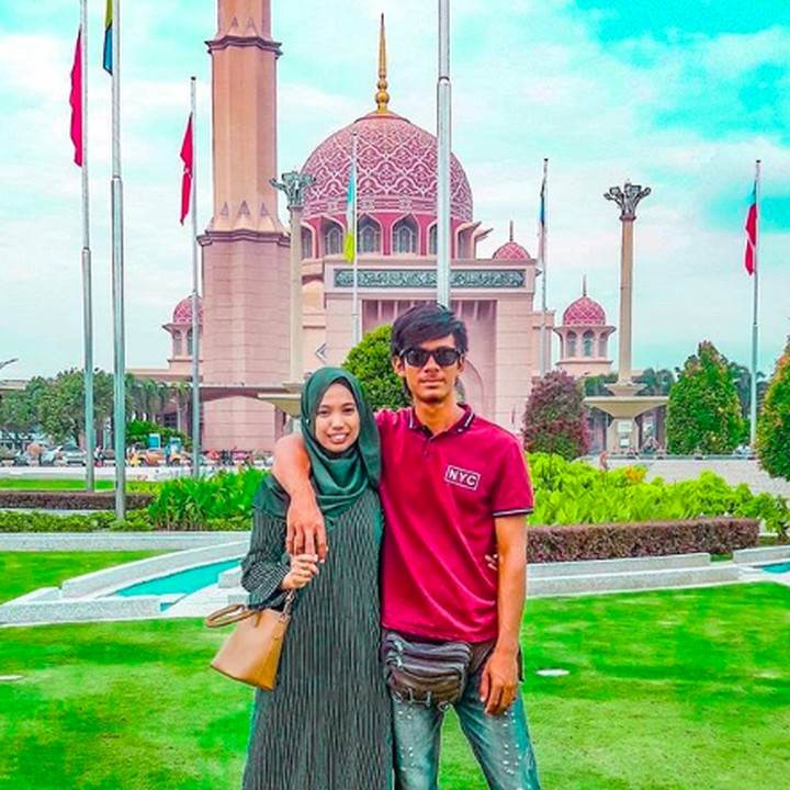 <p>Menyempatkan jalan-jalan sambil berpelukan. Aih, manisnya! Foto: Instagram/@azura_orkid)    </p>