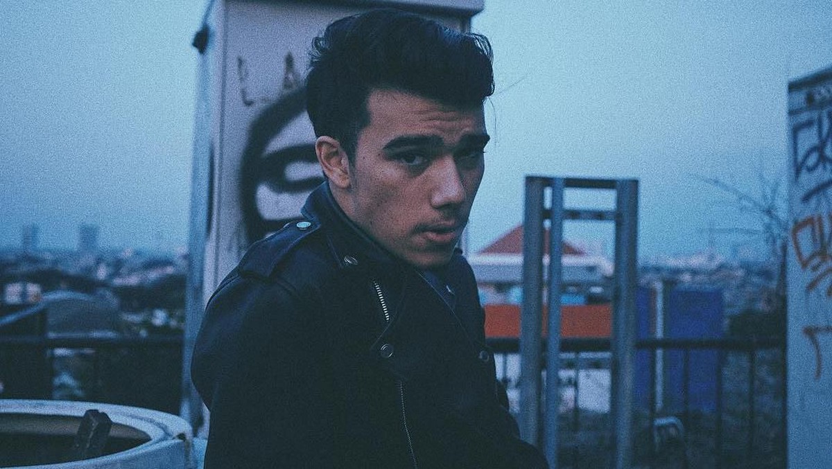 Prilly Latuconsina mengumumkan 'pernikahannya' di laman Instagram&period; Mau tau paras tampan 'suami' Prilly&quest; Yuk&comma; intip&excl;