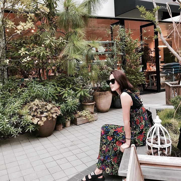<p>Selain <em>midi dress</em>, Son Ye Jin juga senang mengenakan <em>long dress</em> motif floral yang dipadu dengan atasan berwarna hitam. (Foto: Instagram @yejinhand)</p>