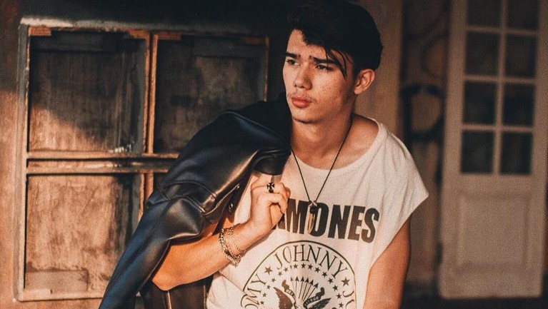 Prilly Latuconsina mengumumkan 'pernikahannya' di laman Instagram. Mau tau paras tampan 'suami' Prilly? Yuk, intip!