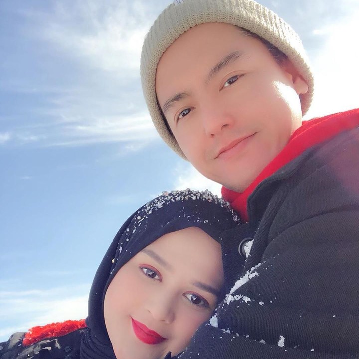 <p>Saling peluk ketika menghabiskan liburan di tengah hamparan salju di kawasan Gunung Fuji, Jepang. Bikin baper ya, Bun. (Foto: Instagram @cutratumeyriska)</p>