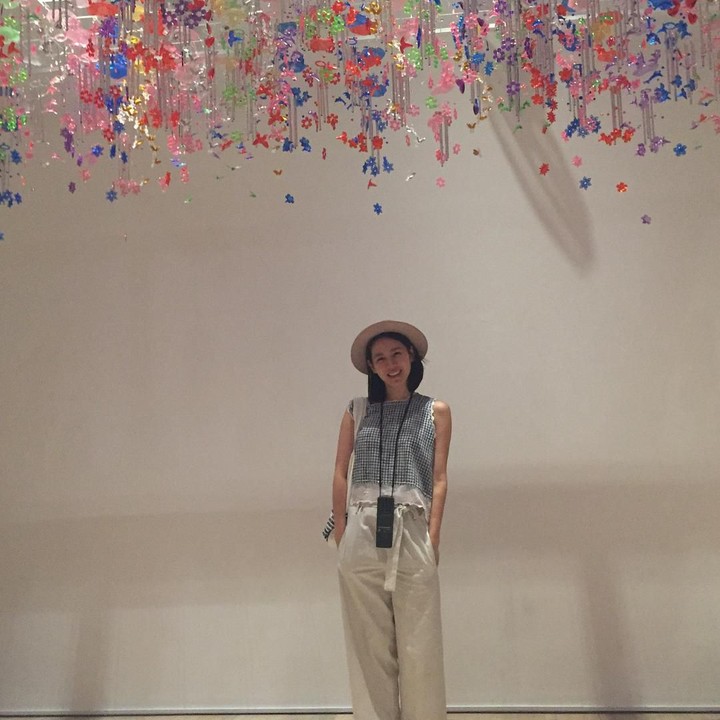 <p>OOTD kasual Son Ye Jin juga tak kalah fashionable, Bun. Ia terlihat <em>chic</em> dengan celana panjang putih dan atasan lengan pendek. Penampilannya semakin memukau dengan tambahan topi. (Foto: Instagram @yejinhand)</p>