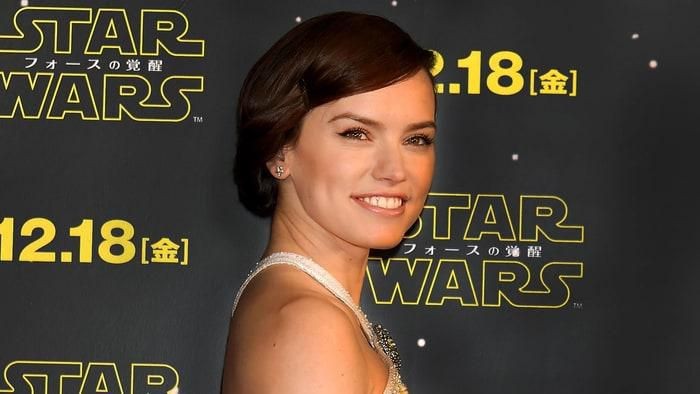 Contek Gaya Rambut Retro ala Daisy Ridleys di Premiere Film Star Wars