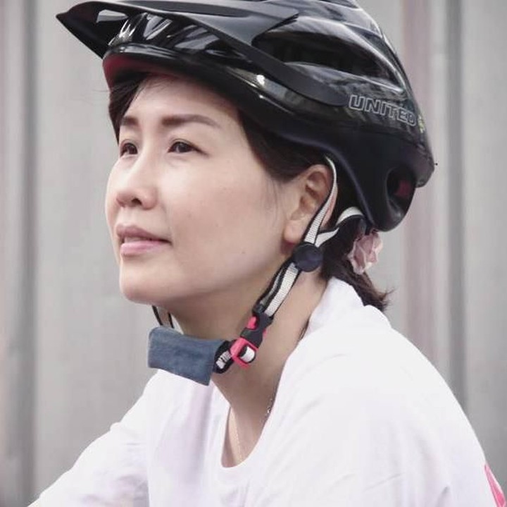 <p>Ibu tiga anak ini selalu tampil cantik. Bahkan ketika bersepeda, penampilannya masih terlihat cantik lho, Bun. (Foto: Instagram @veronicatan_official)</p>