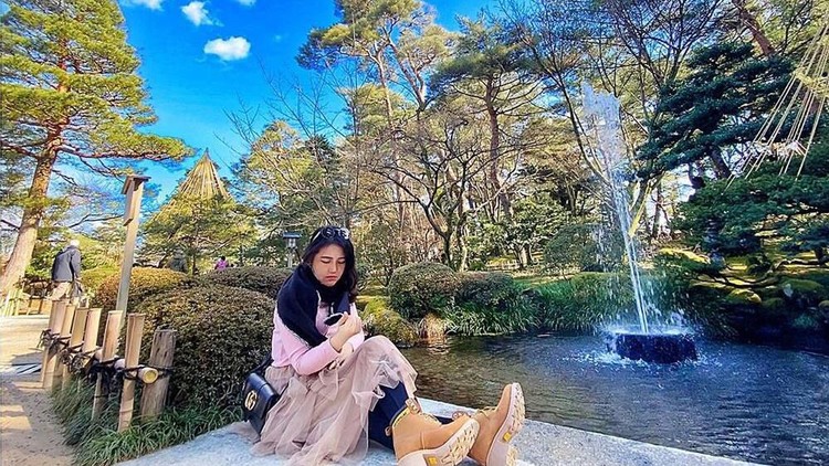 Via Vallen sedang me time di Jepang. Via pun mengunggah momen liburannya di Instagram. Tapi, ada saja netizen yang mengira Via berfoto di Sidoarjo, Bun.