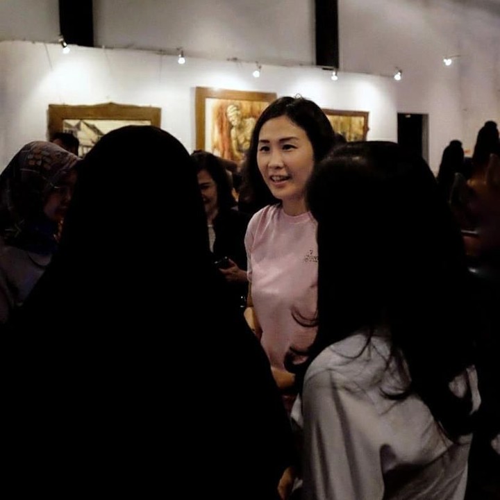 <p>Dalam berbagai acara, Veronica tampil berbusana simpel dan sederhana. Tapi hal itu justru menjadi kekuatan bunda tiga anak itu selalu terlihat elegan. (Foto: Instagram @veronicatan_official)</p>