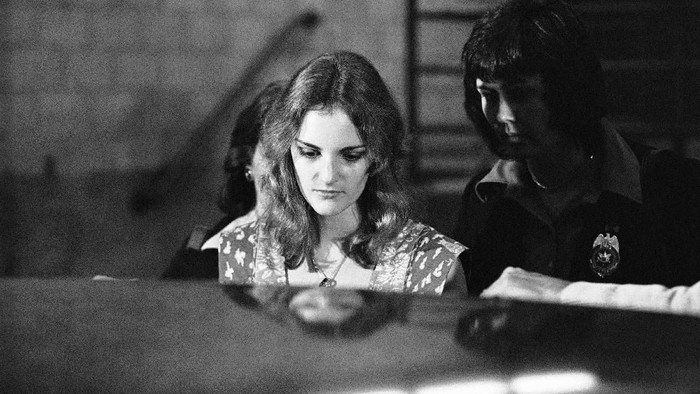 Patty Hearst saat digiring ke mobil tahanan pada 1976 (AP)