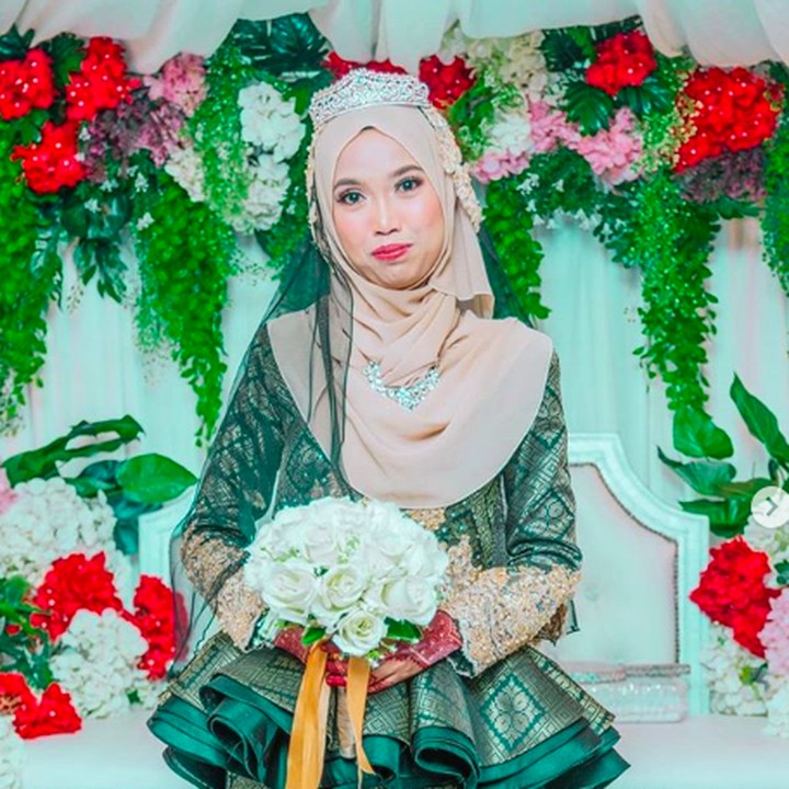 <p>Orkud juga tak kalah cantik lho. Bergaun dengan peplum tunik, khas sebagai busana pengantin Melayu ya, Bun. Foto: Instagram/@azura_orkid)  </p>
